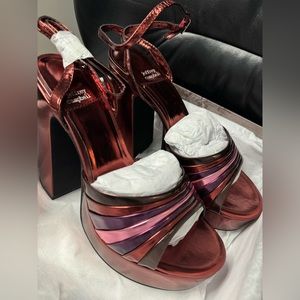 BOOGIE DOWN ANKLE STRAP PLATFORM SANDAL IN WINE METALLIC